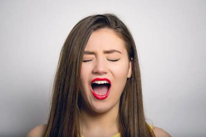 Mujer abriendo la boca.