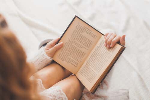 Mujer leyendo en la cama