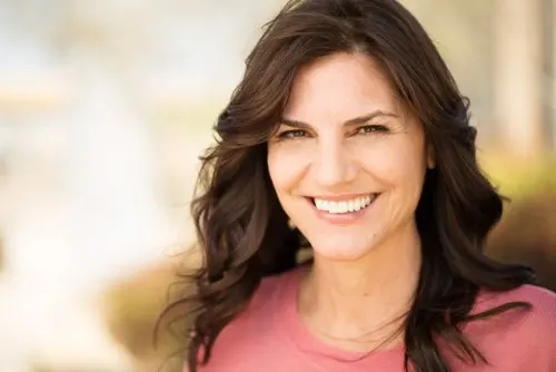 mujer sonriendo pensando en cómo envejecer