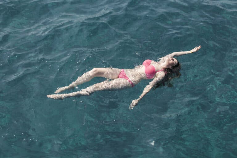 Descubre cómo aprender a nadar en el mar con estos consejos
