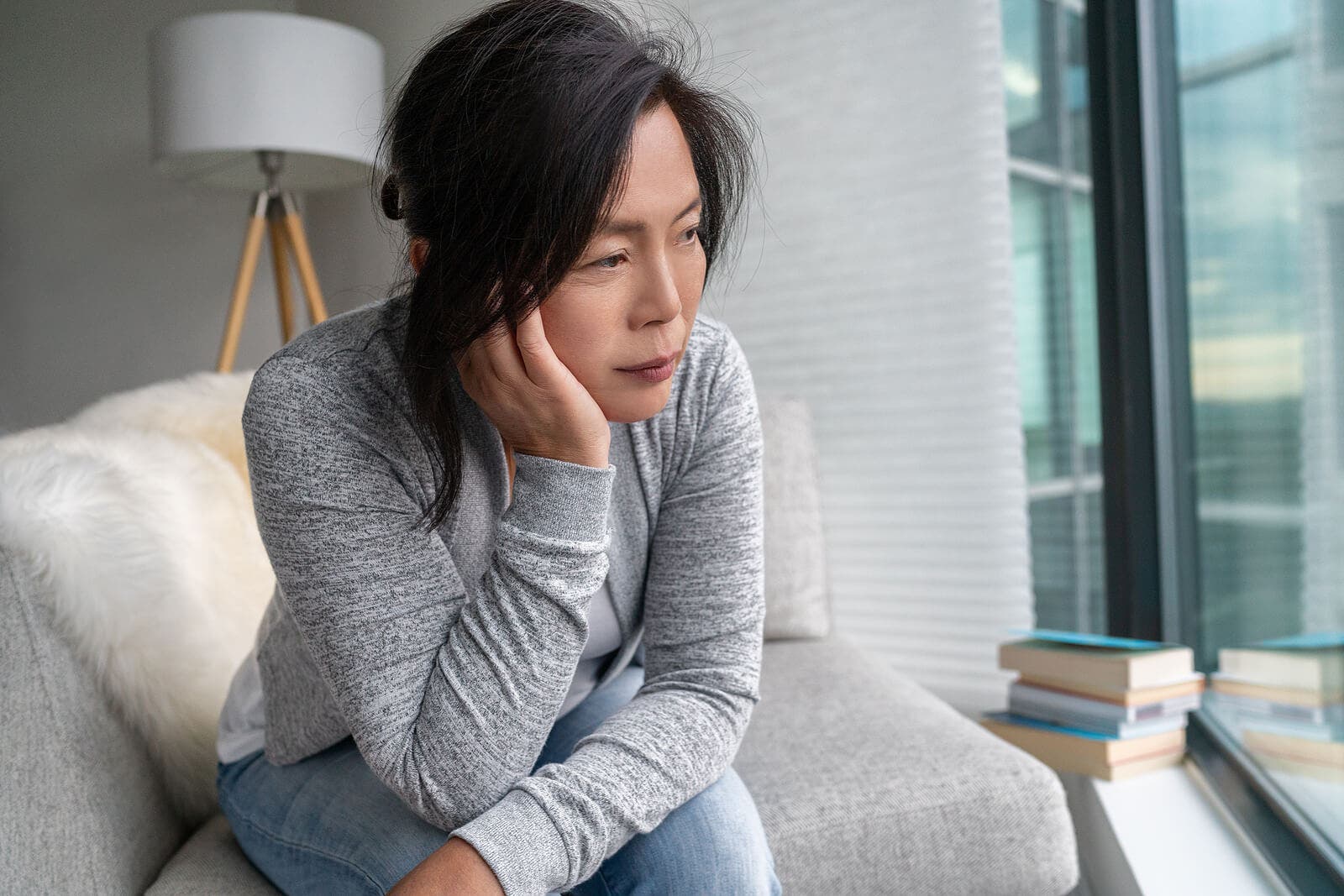Mujer con ansiedad que genera imágenes mentales.