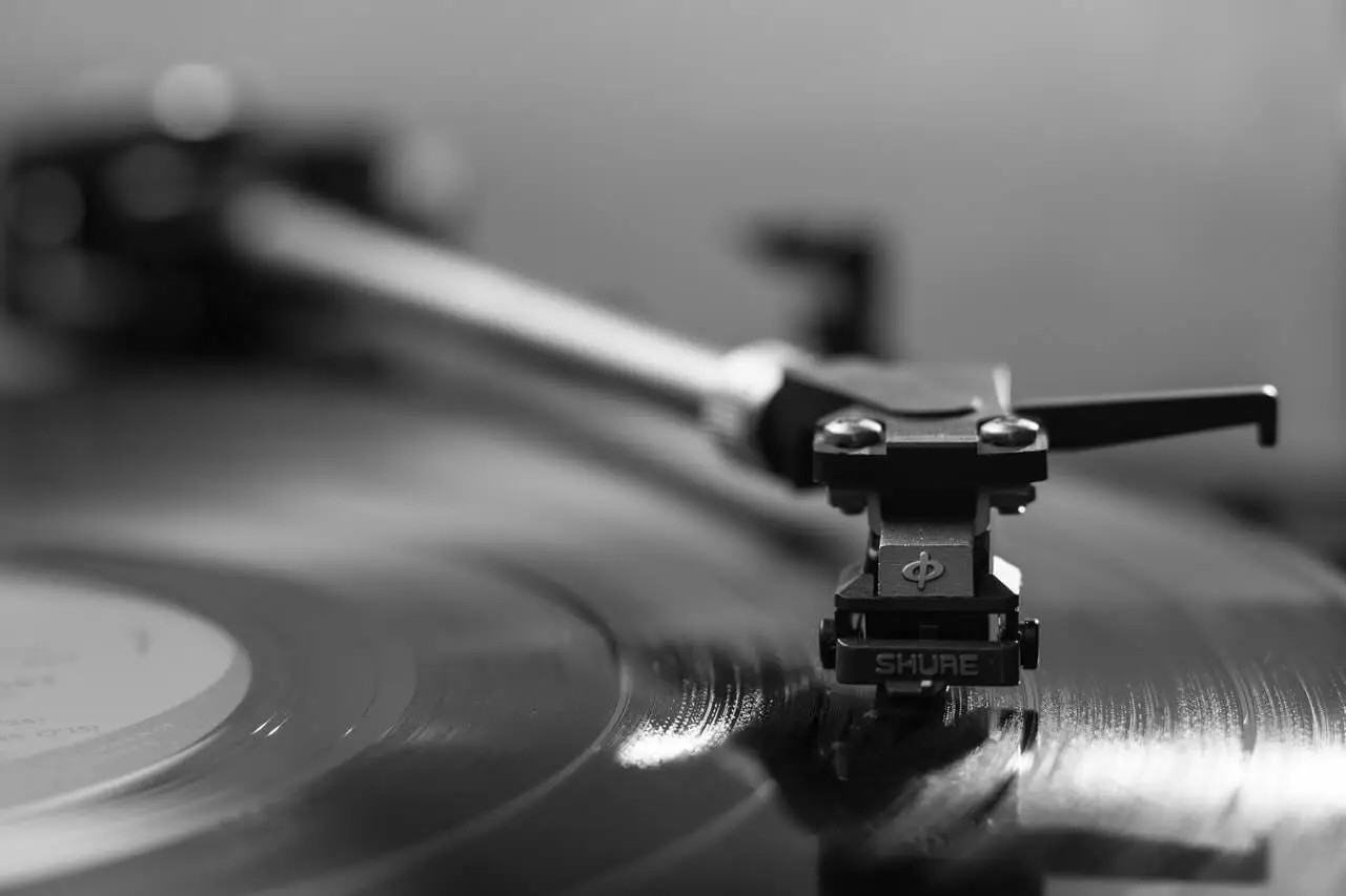 Poner música de fondo ayuda a hacer el amor de forma silenciosa.