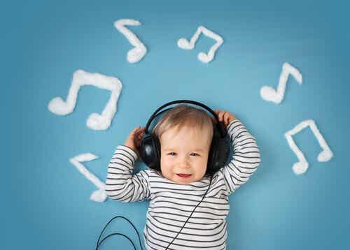 Bebé con auriculares rodeado de notas de música.