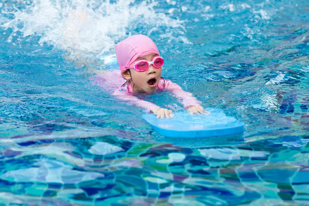 Nada piscina niños