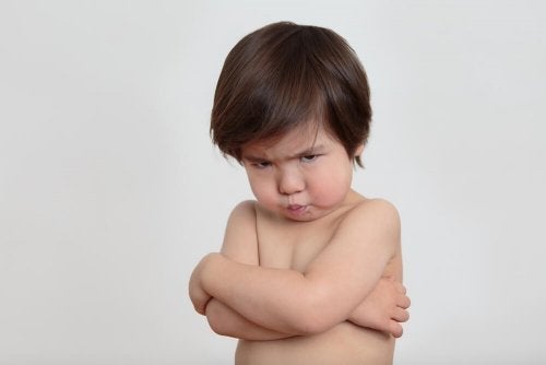 Niño enfadado: enseñar a pedir perdón