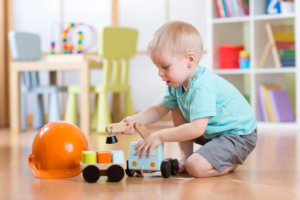 Niño jugando solo