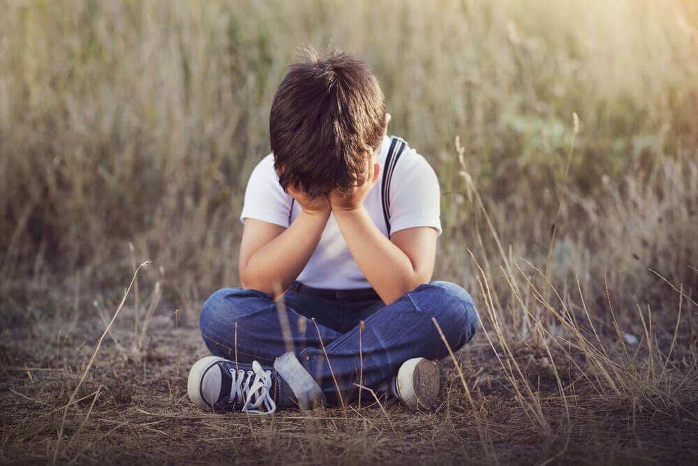 Niño perdido llorando.