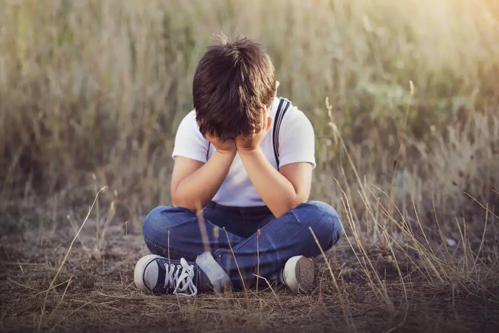 Niño perdido llorando.