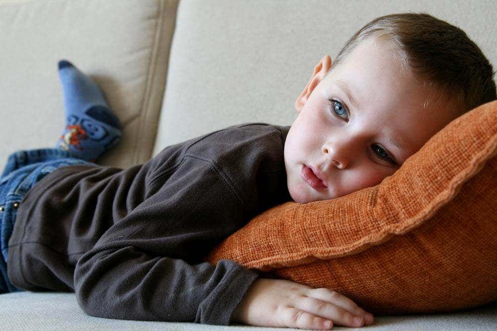 Niño tumbado en el sofá: cómo reducir la ansiedad en los niños