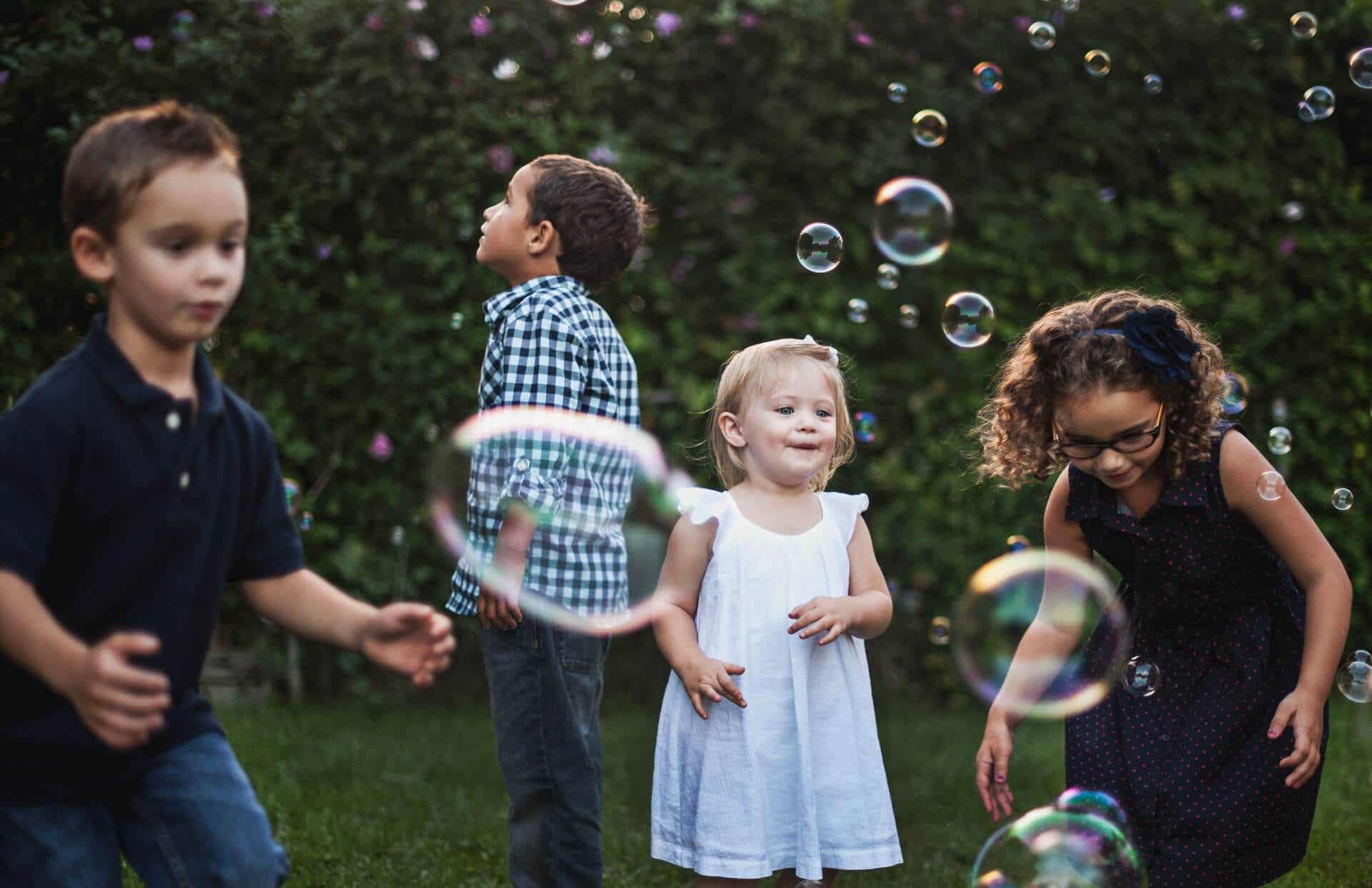 Juegos para el verano: burbujas en el jardín.