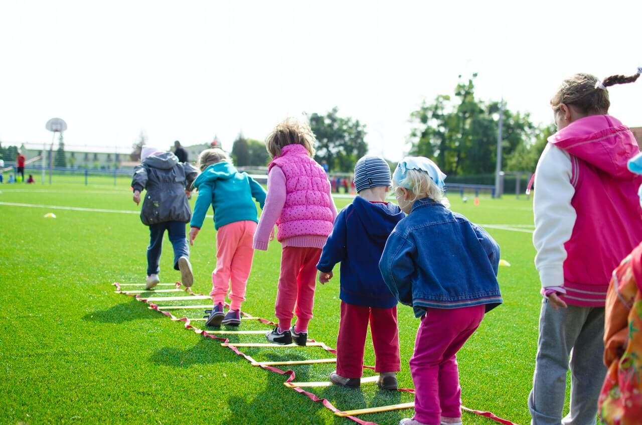 Niños haciendo gymkanas