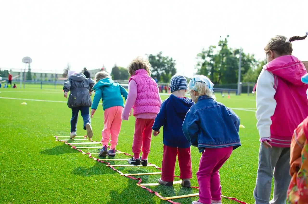 Niños haciendo gymkanas