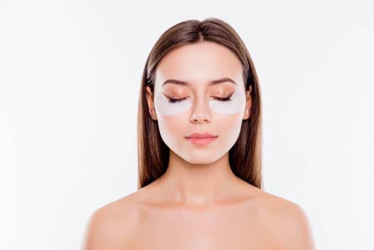 Aprende a cubrir las ojeras con estos 5 trucos de maquillaje