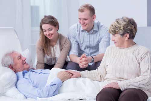 Paciente en cuidados paliativos con su familia