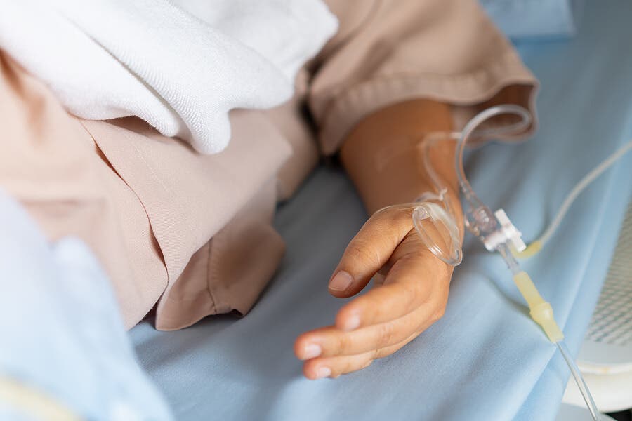 Paciente con tratamiento intravenoso.