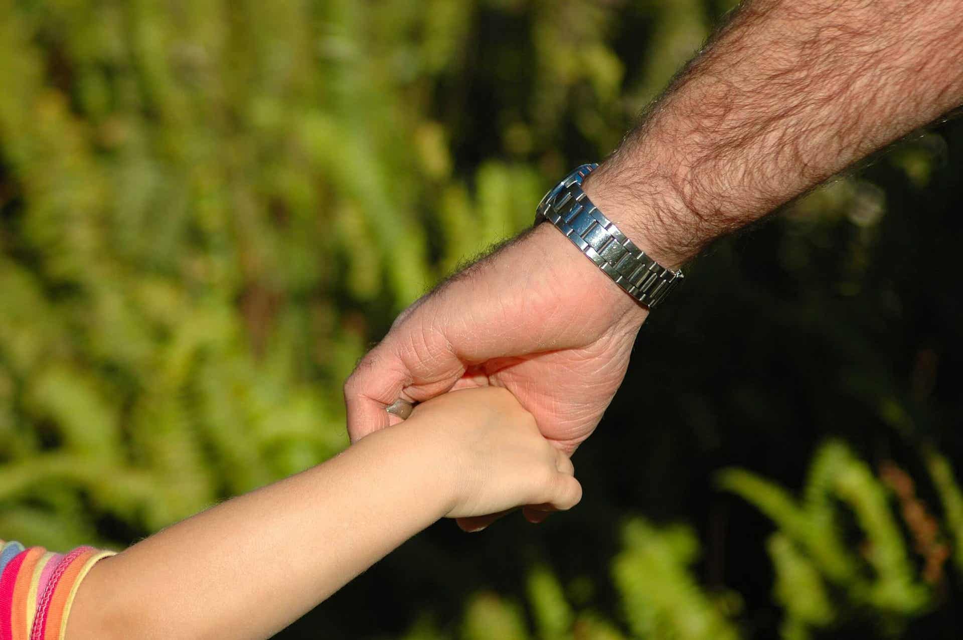 Padre e hijo de la mano.