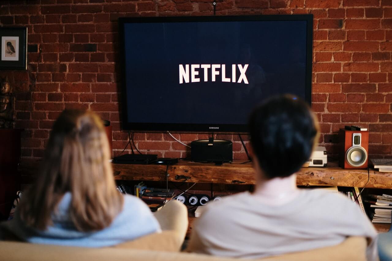 Pareja viendo Netflix en casa.