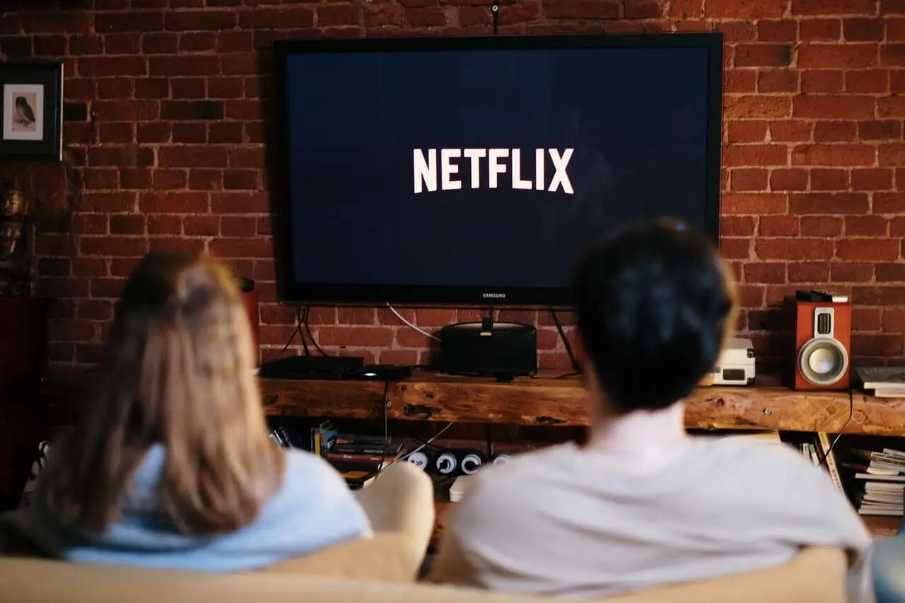 Pareja viendo Netflix en casa.