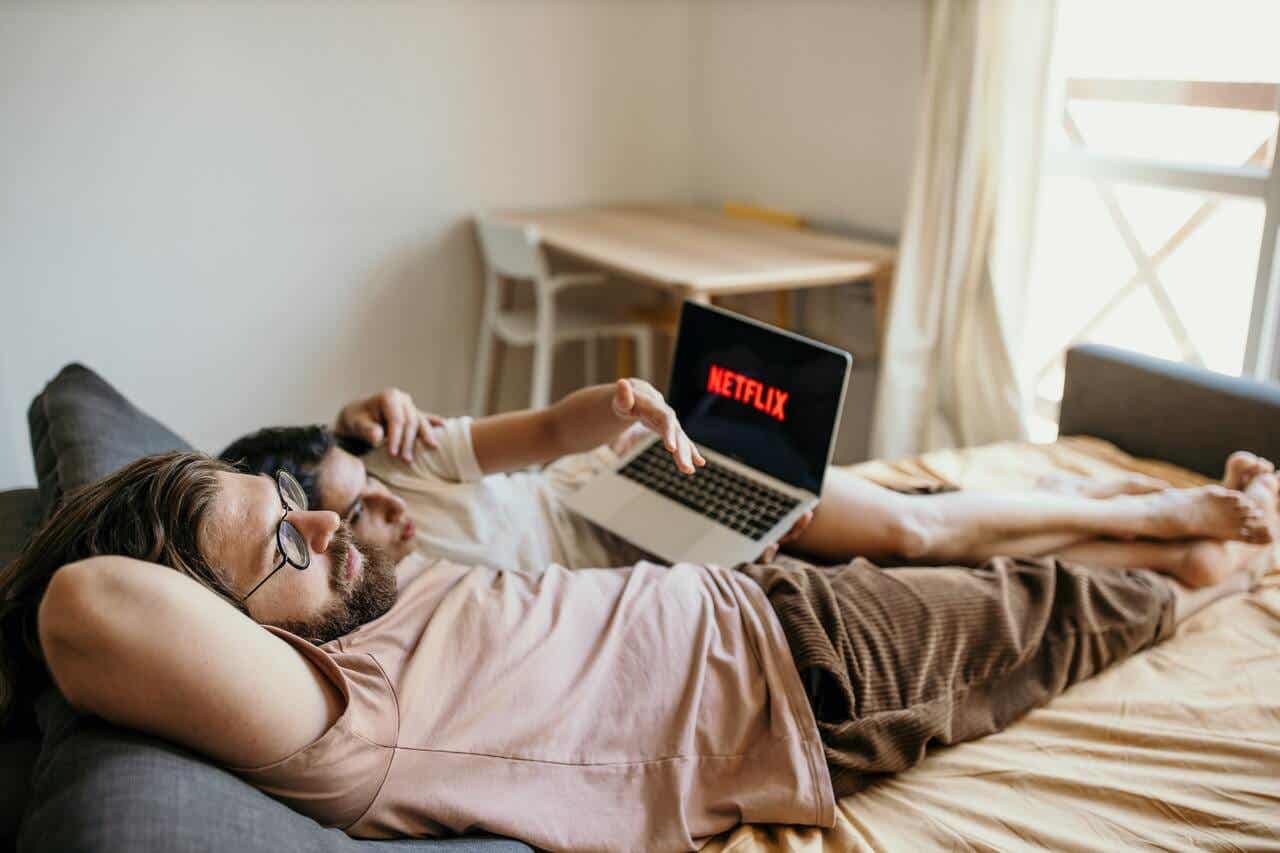 Couple qui regarde Netflix.