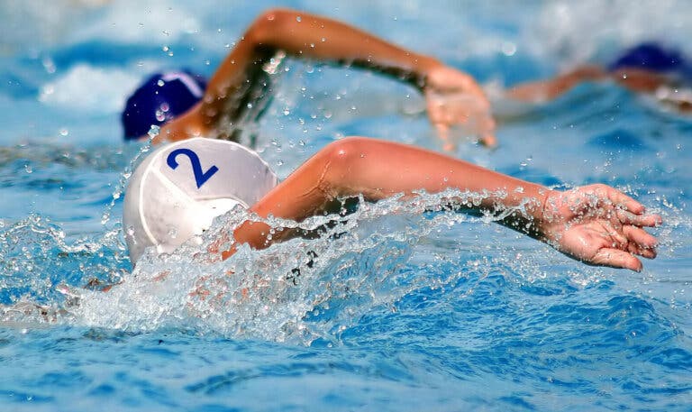Cómo aprender a nadar en la piscina