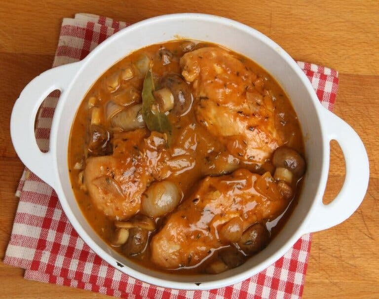 Pollo glaseado con vino de Jerez y hongos, saludable y nutritivo