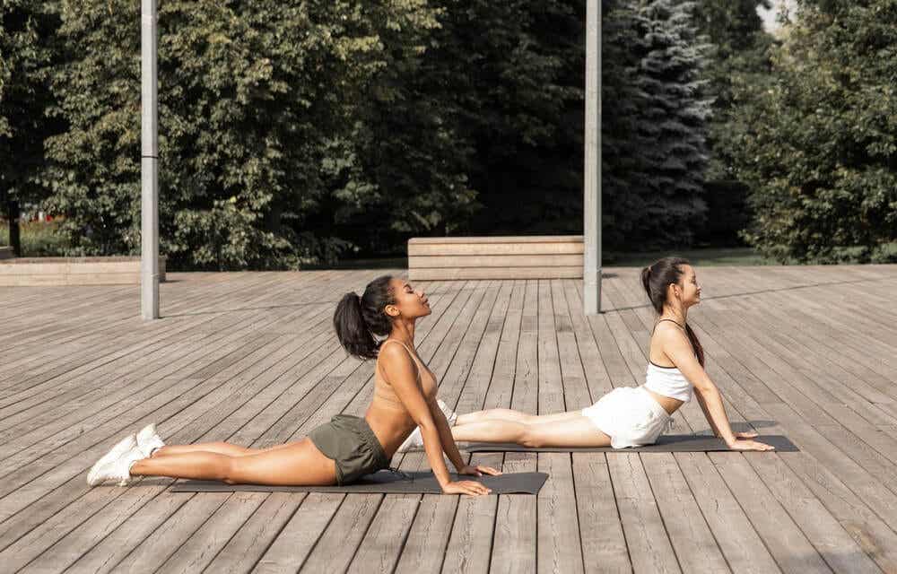 Posturas de yoga y sus beneficios: la cobra.