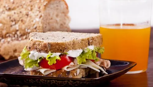 Sandwich integral de pavo y zumo de naranja
