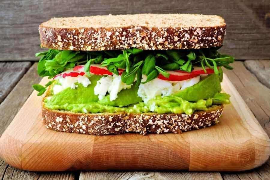 Sebzeli sandviç: sağlıklı kahvaltı seçenekleri