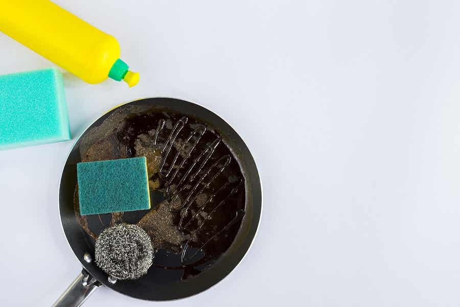 4 trucos para limpiar las sartenes quemadas en minutos