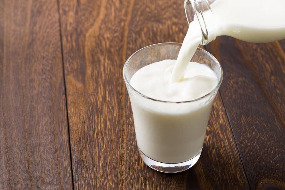 Servir un vaso de leche