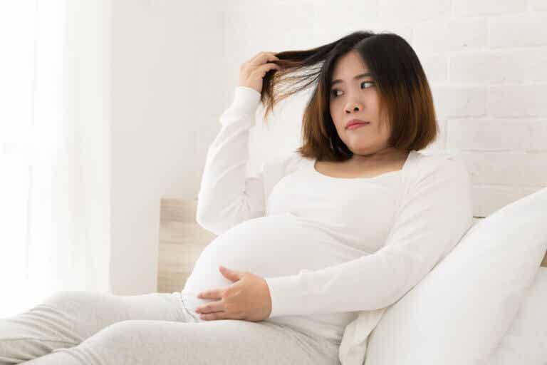 Se me cae el pelo durante el embarazo: ¿cómo combatirlo?
