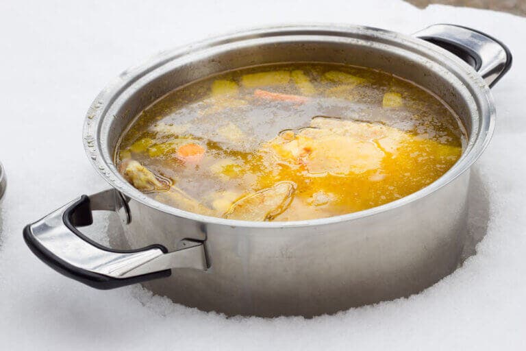 2 maneras de preparar un caldo bajo en grasa