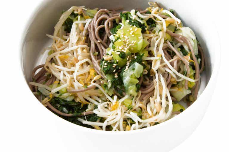 Deliciosa receta vegana: ensalada de fideos soba y tempeh