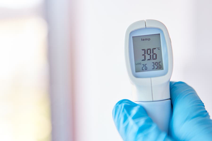 Termómetro indicando fiebre.