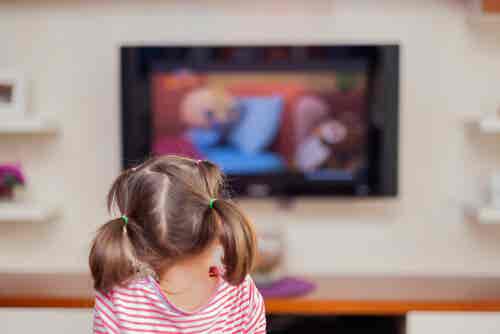 Cuánto tiempo tu hijo puede ver la televisión