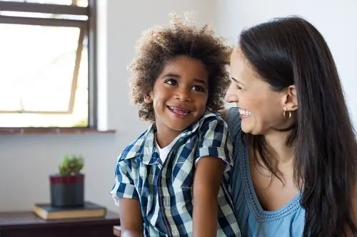 Madre hablando con su hijo sonrientes