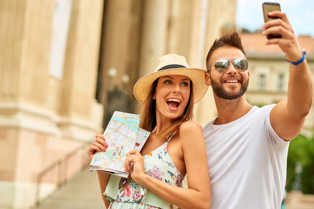 Vacaciones de turistas y mapas.