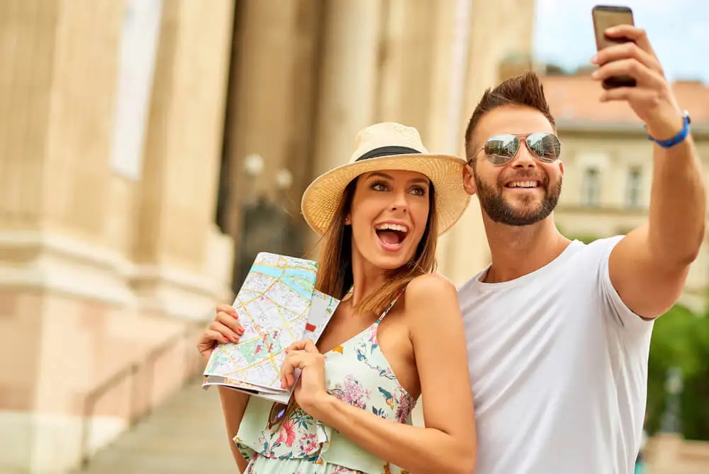 Vacaciones de turistas y mapas.