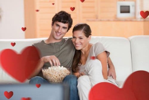 Pareja sentada en el sofá.