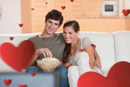 Pareja sentada en el sofá.