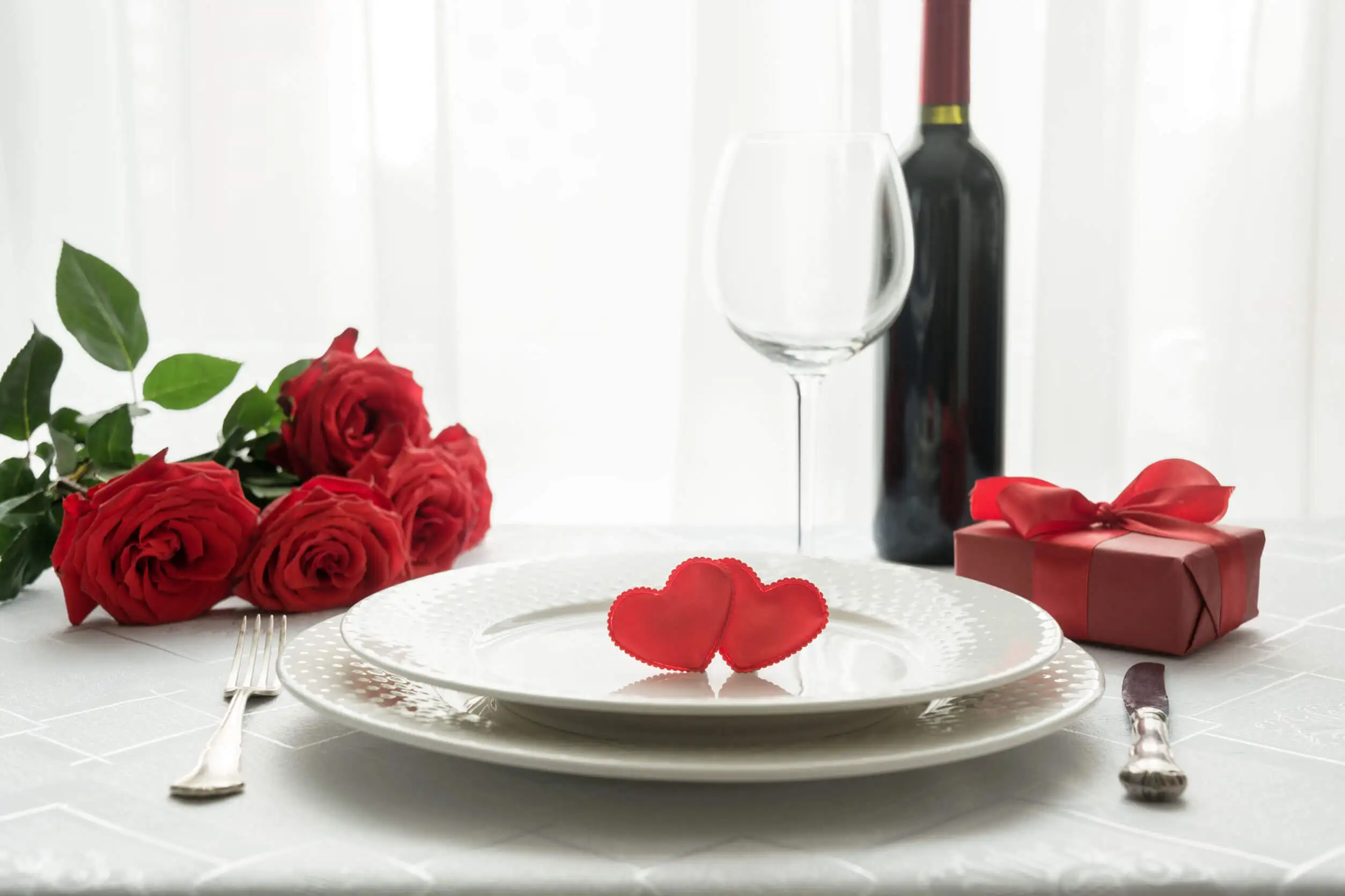 Los regalos para los invitados a la boda pueden incluir las bebidas alcohólicas.