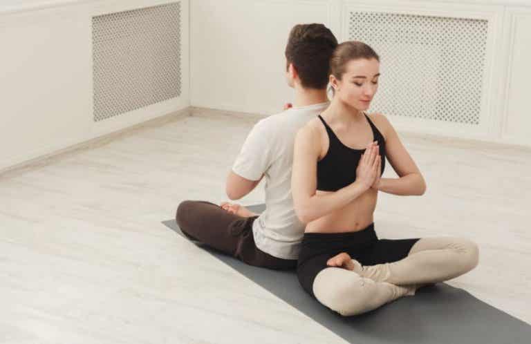 7 posturas de yoga para hacer en pareja