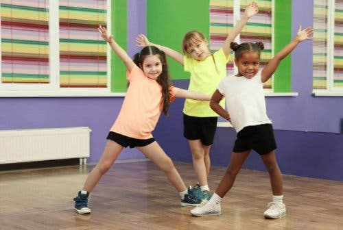 Niñas bailando