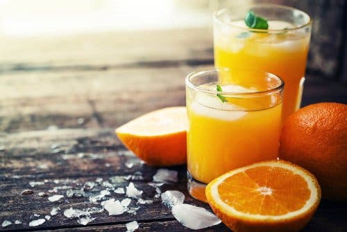 Naranjas y zumo de naranja.