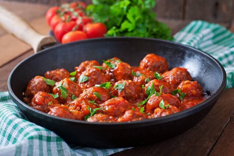 Albóndigas de avena y queso en salsa picante