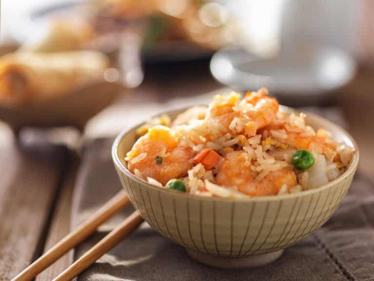 Aprende a preparar arroz frito con esta receta fácil