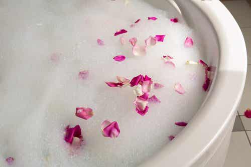 Uno de los posibles juegos preliminares más románticos es el baño de burbujas.