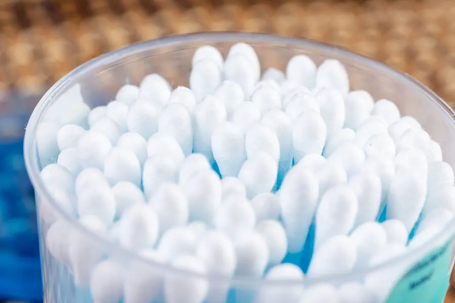 No es recomendable usar bastoncillos de algodón para limpiar los oídos.