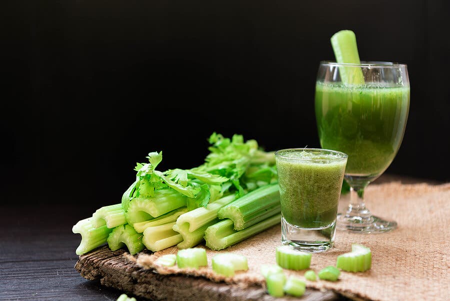 Batido de apio y perejil