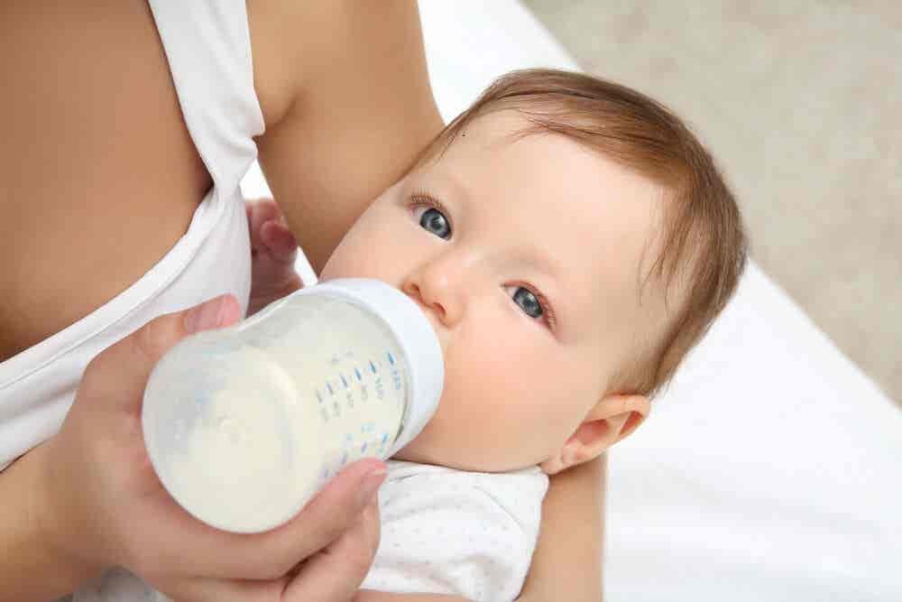 En baby som drikker melk.